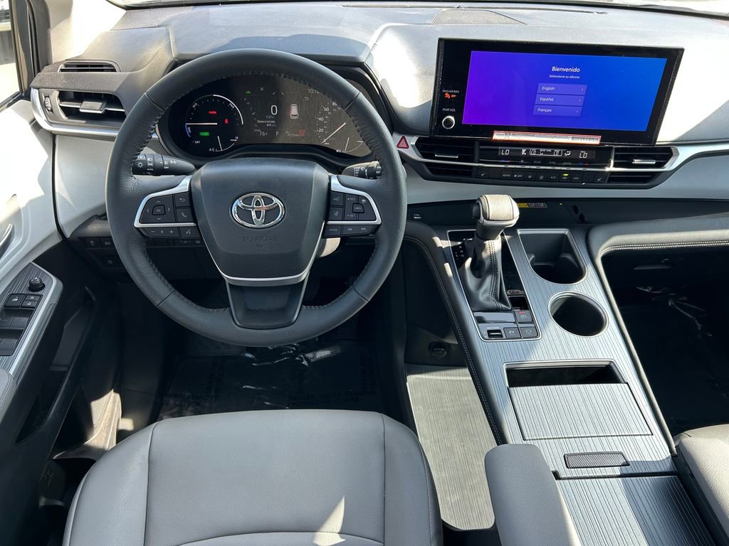 Used 2025 Toyota Sienna XLE image 18