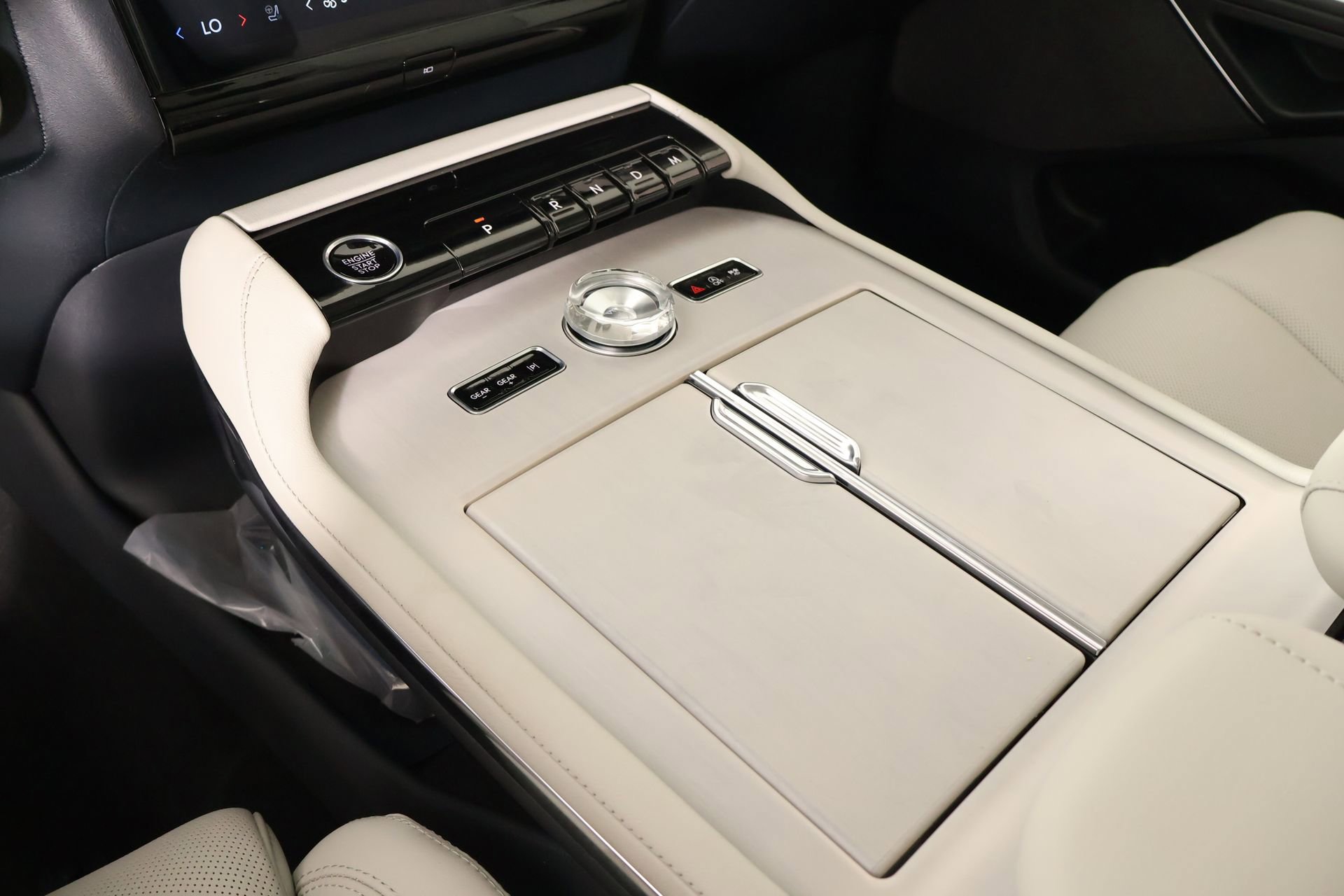 New 2026 Lincoln Navigator L Reserve w/ Jet Appearance Package AWD/4WD image 9