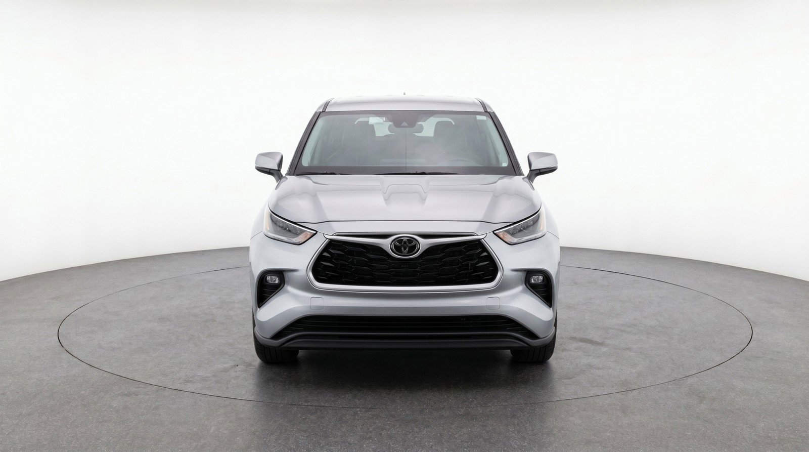 Used 2025 Toyota Highlander LE FWD image 2