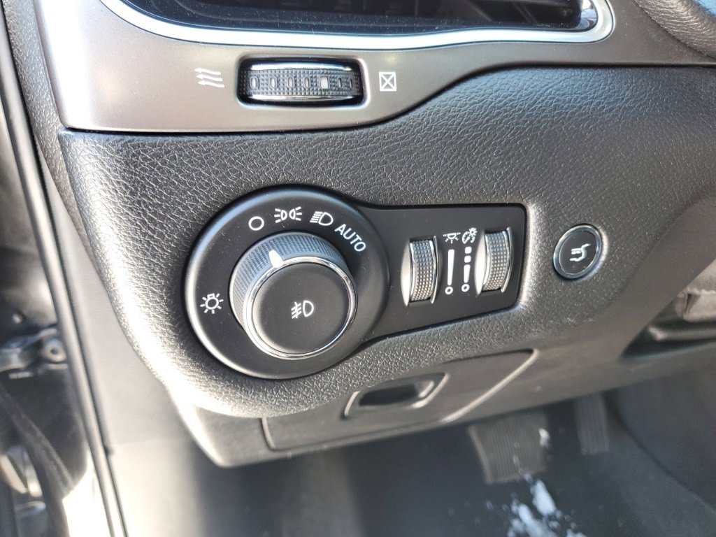 Used 2020 Jeep Cherokee Limited image 12