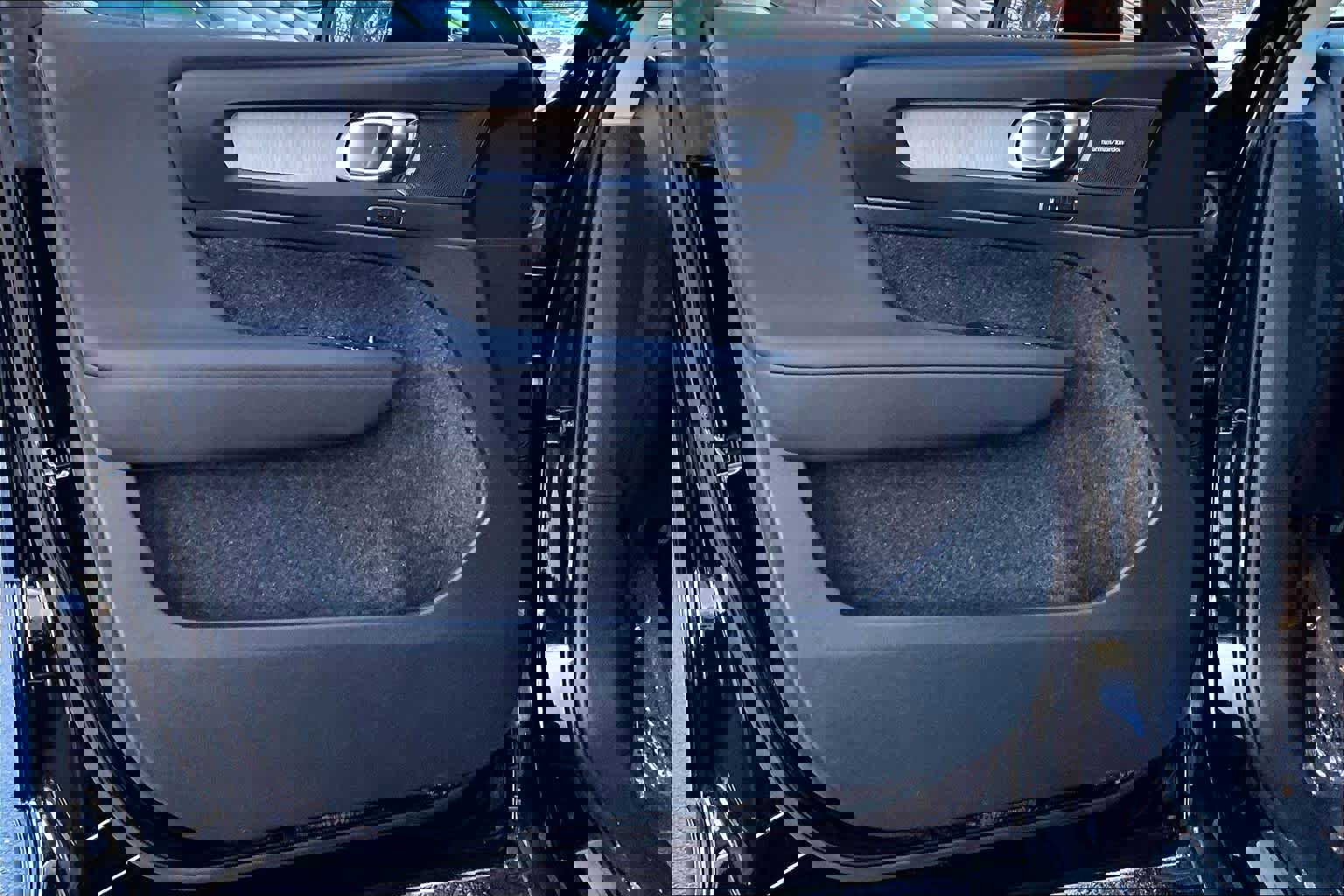 Certified 2024 Volvo XC40 B5 Plus w/ Protection Package Premier image 18