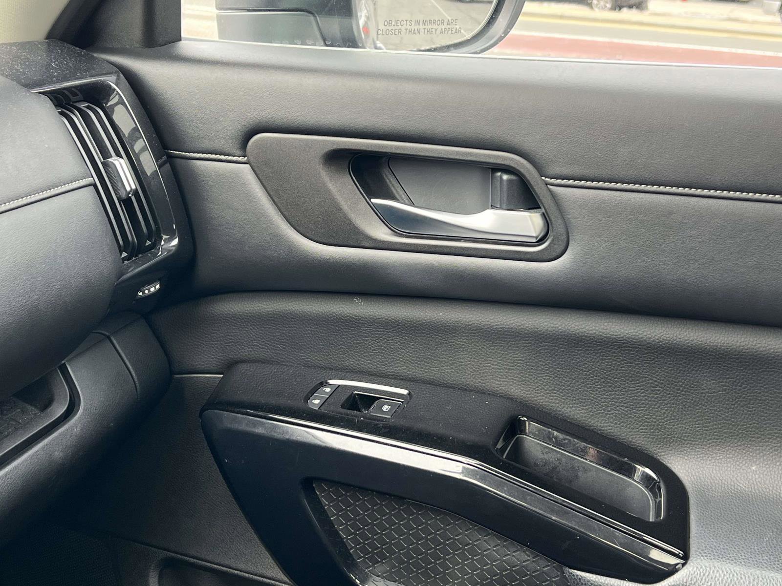 Used 2022 Nissan Pathfinder SV w/ SV Premium Package image 38