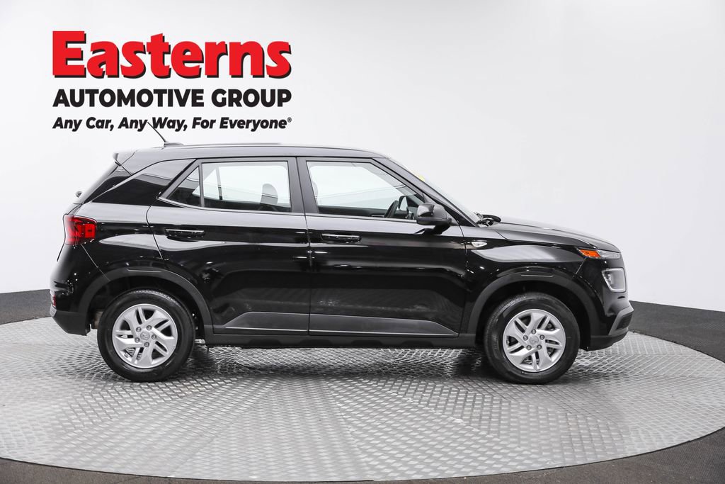 Used 2025 Hyundai Venue SE image 4