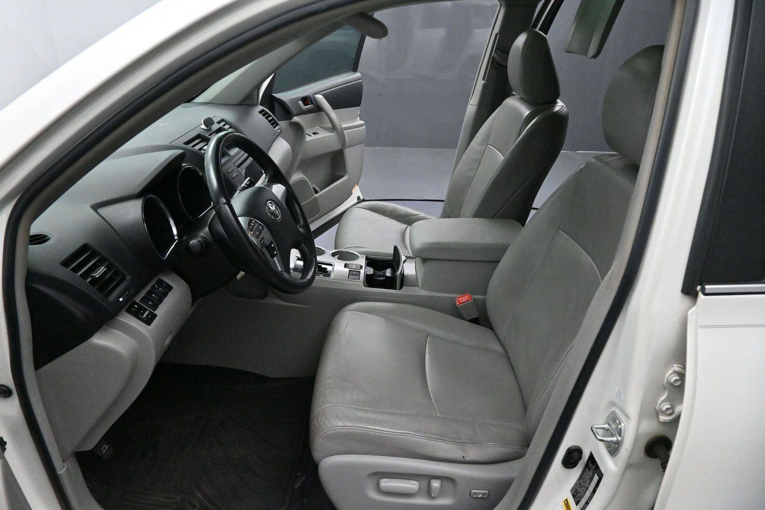 Used 2012 Toyota Highlander SE w/ Tow Pkg FWD image 11