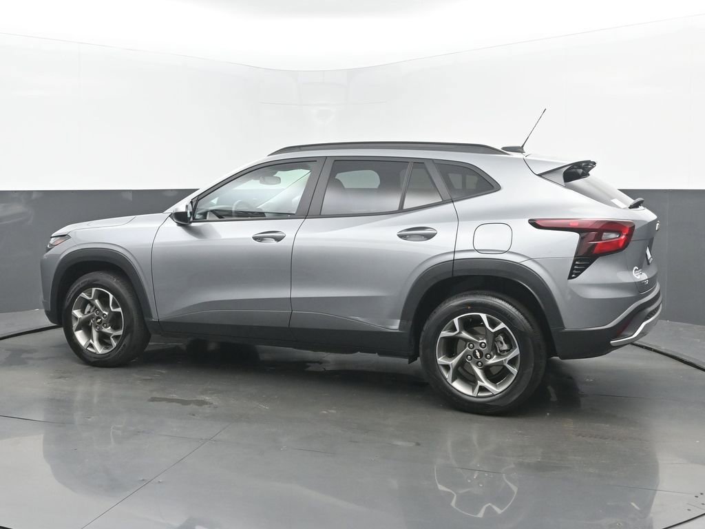 Used 2025 Chevrolet Trax LT w/ LT Convenience Package FWD image 2