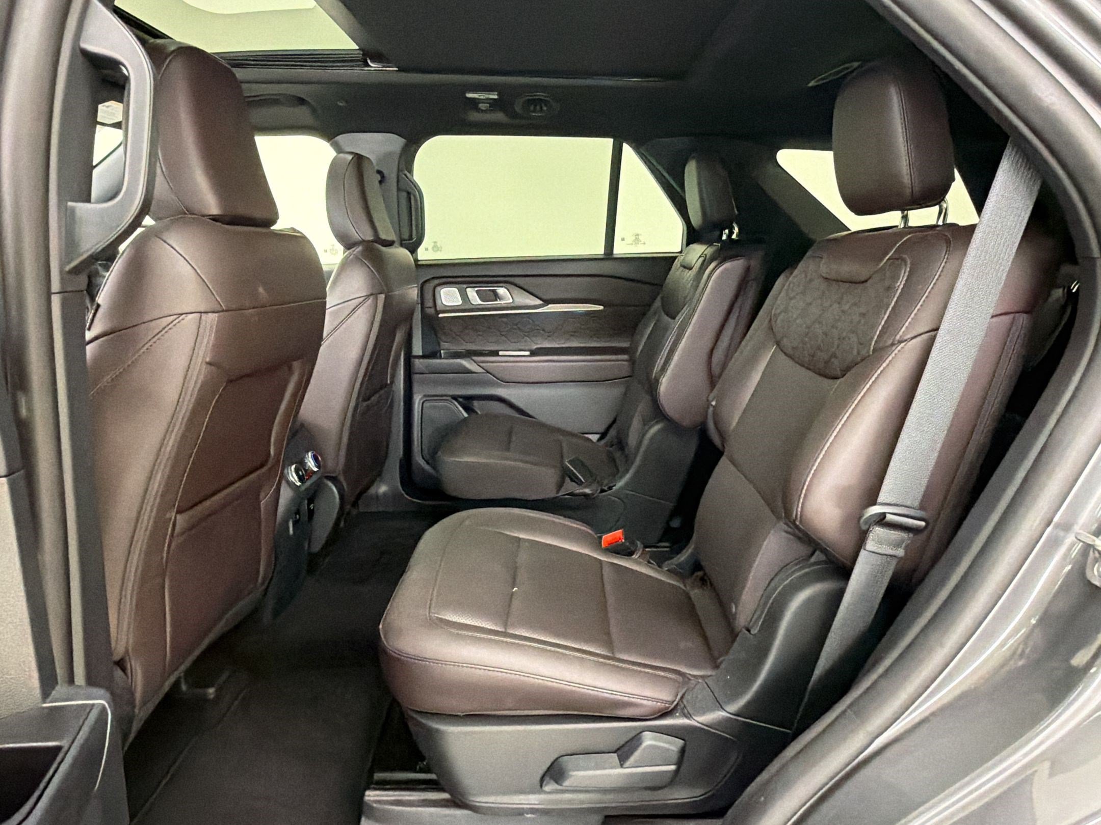 Certified 2025 Ford Explorer Platinum w/ LUX Leather Package AWD/4WD image 23