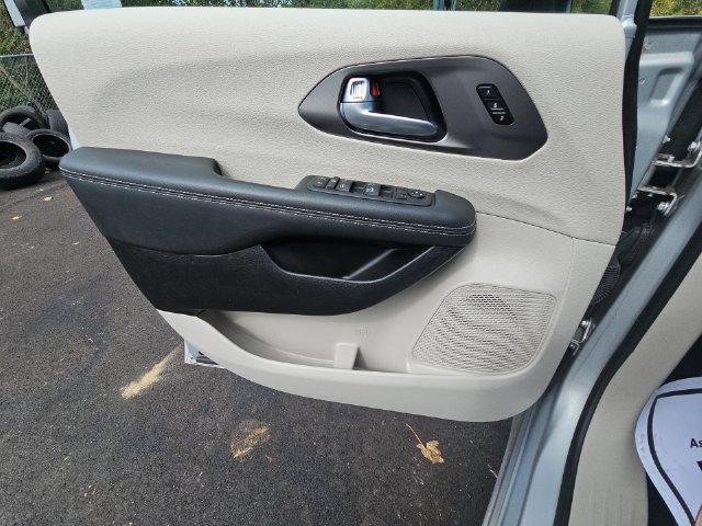 Used 2024 Chrysler Pacifica Touring-L FWD image 25