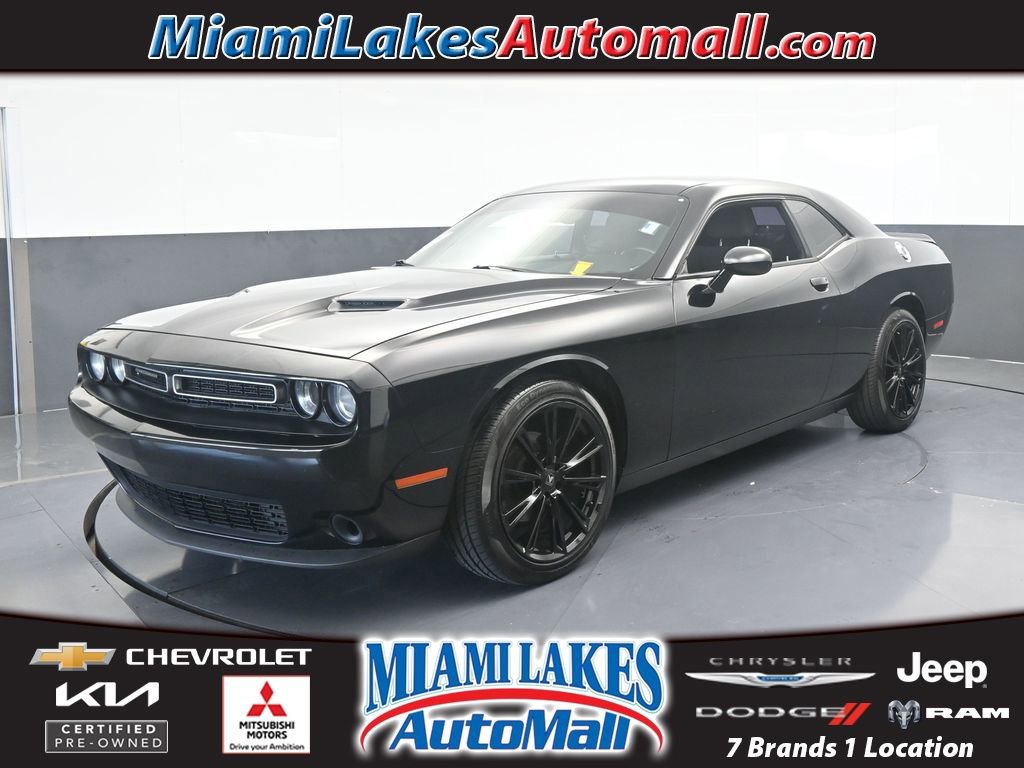 Used 2019 Dodge Challenger SXT image 1