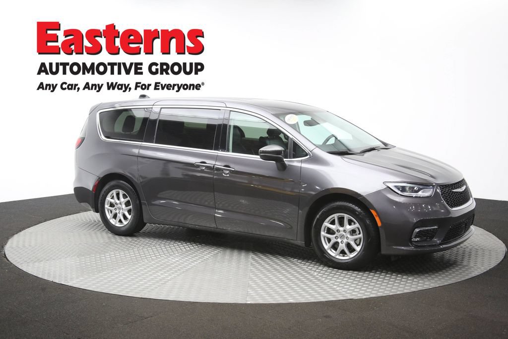Used 2023 Chrysler Pacifica Touring-L FWD image 49