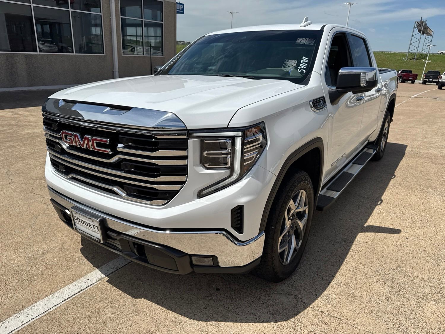 Used 2023 GMC Sierra 1500 SLT w/ SLT Premium Package AWD/4WD image 1