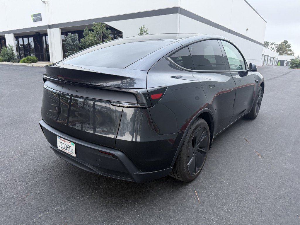 Used 2026 Tesla Model Y Long Range RWD image 3