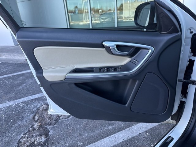 Used 2017 Volvo S60 T5 Dynamic image 8