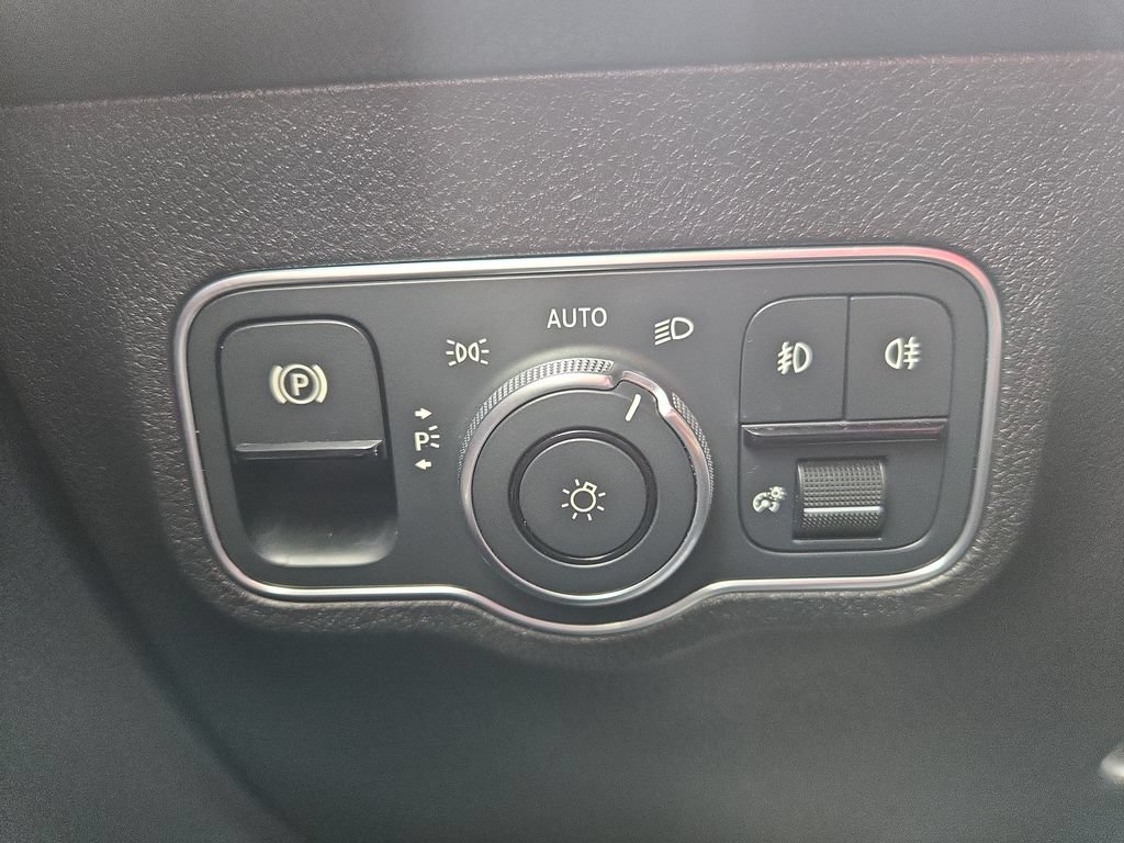 Used 2023 Mercedes-Benz GLB 250 4MATIC w/ Premium Package image 22
