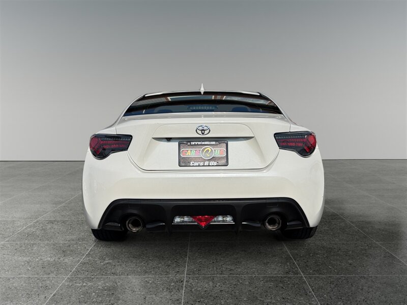 Used 2017 Toyota 86 RWD image 5