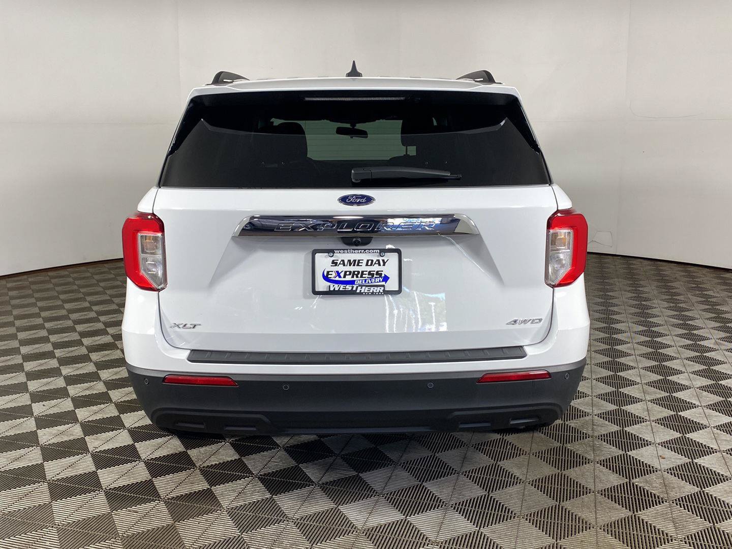 Used 2021 Ford Explorer XLT AWD/4WD image 16