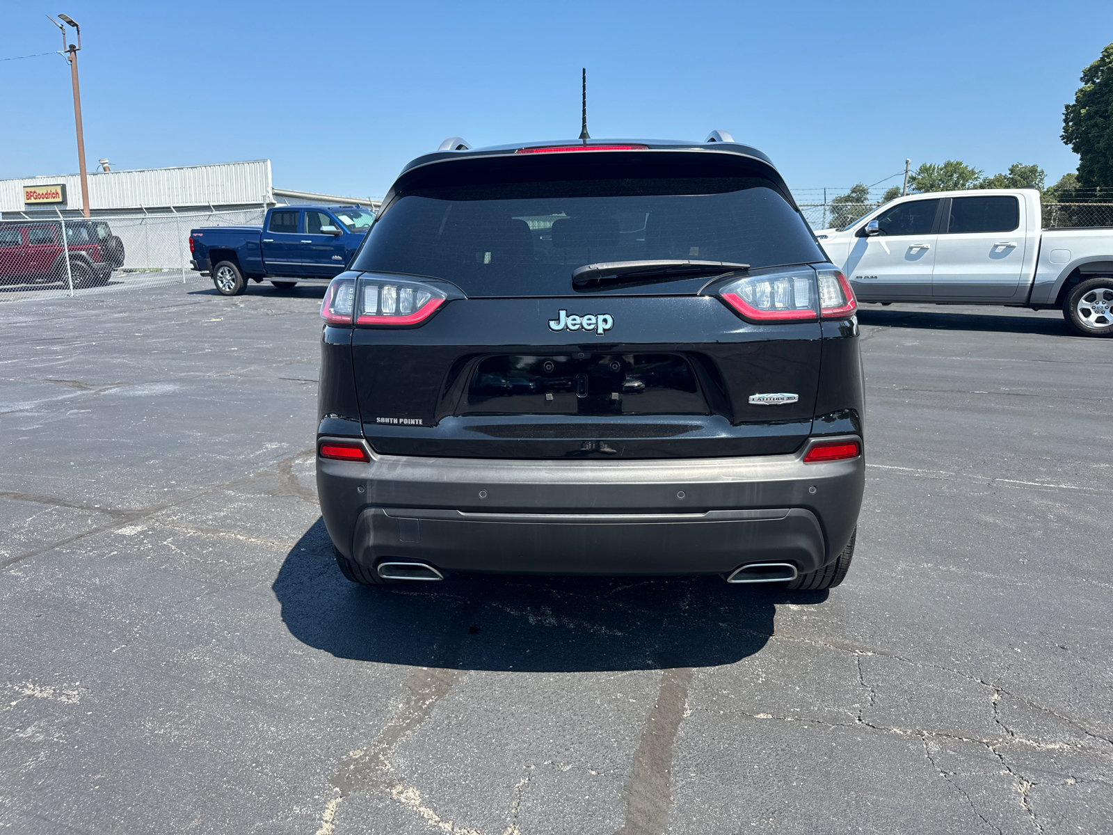 Used 2021 Jeep Cherokee Latitude Lux w/ Comfort/Convenience Group FWD image 4