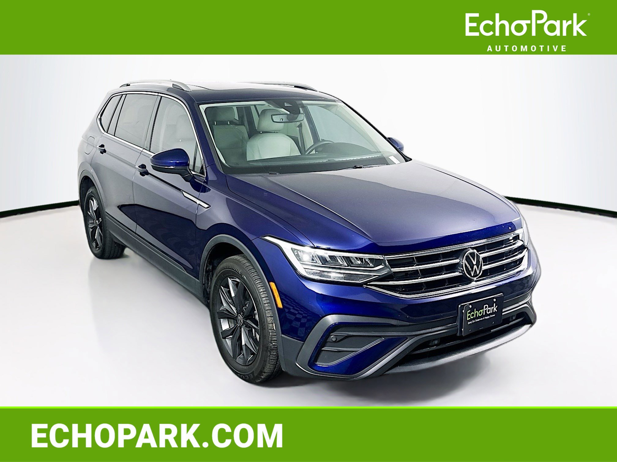 Used 2022 Volkswagen Tiguan SE w/ Panoramic Sunroof Package FWD image 1