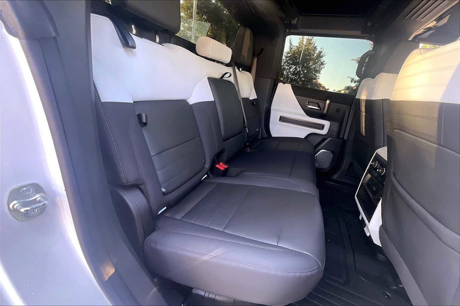 Used 2025 GMC Hummer EV 2X image 30
