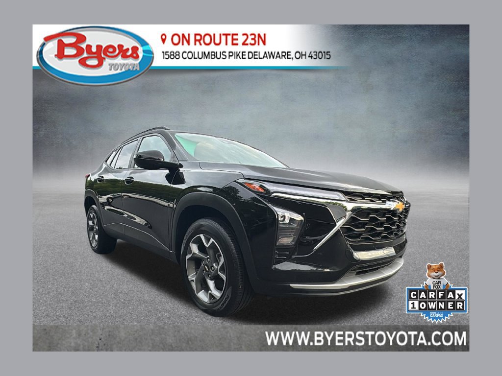 Used 2025 Chevrolet Trax LT FWD image 1