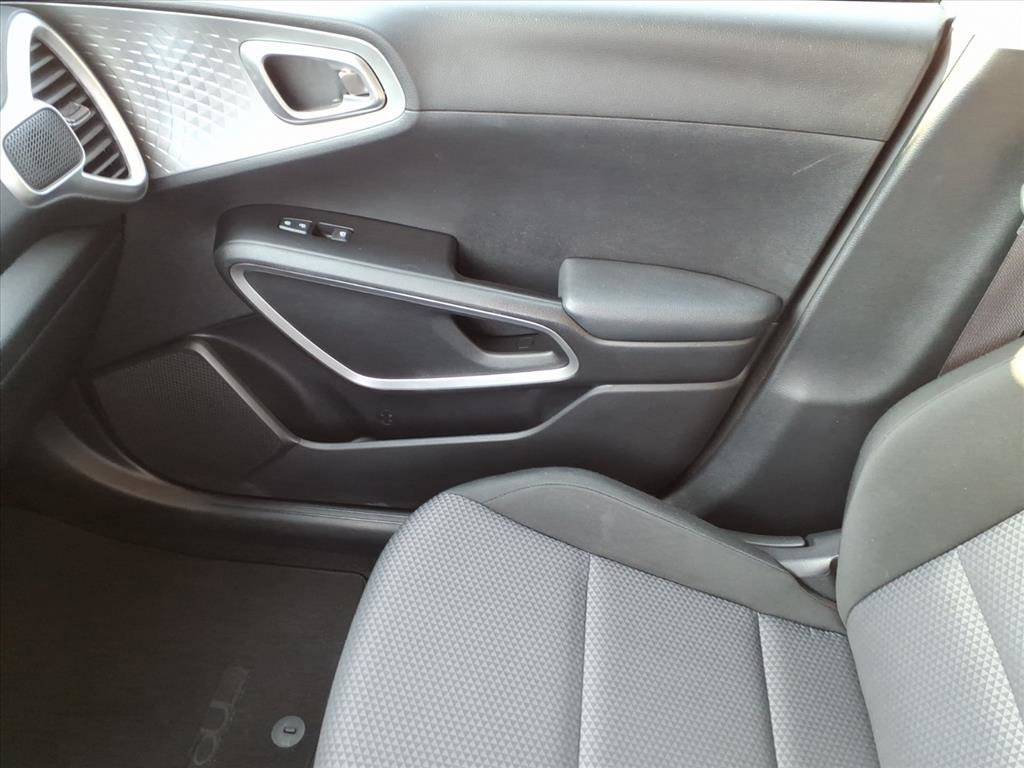 Used 2025 Kia Soul LX w/ LX Technology Package image 32