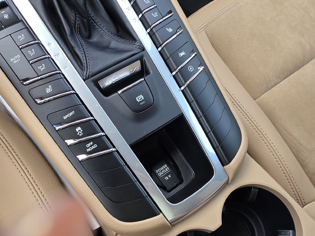 Certified 2021 Porsche Macan AWD/4WD image 22