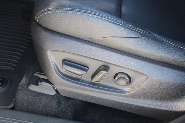 Used 2023 Toyota bZ4X Limited image 11