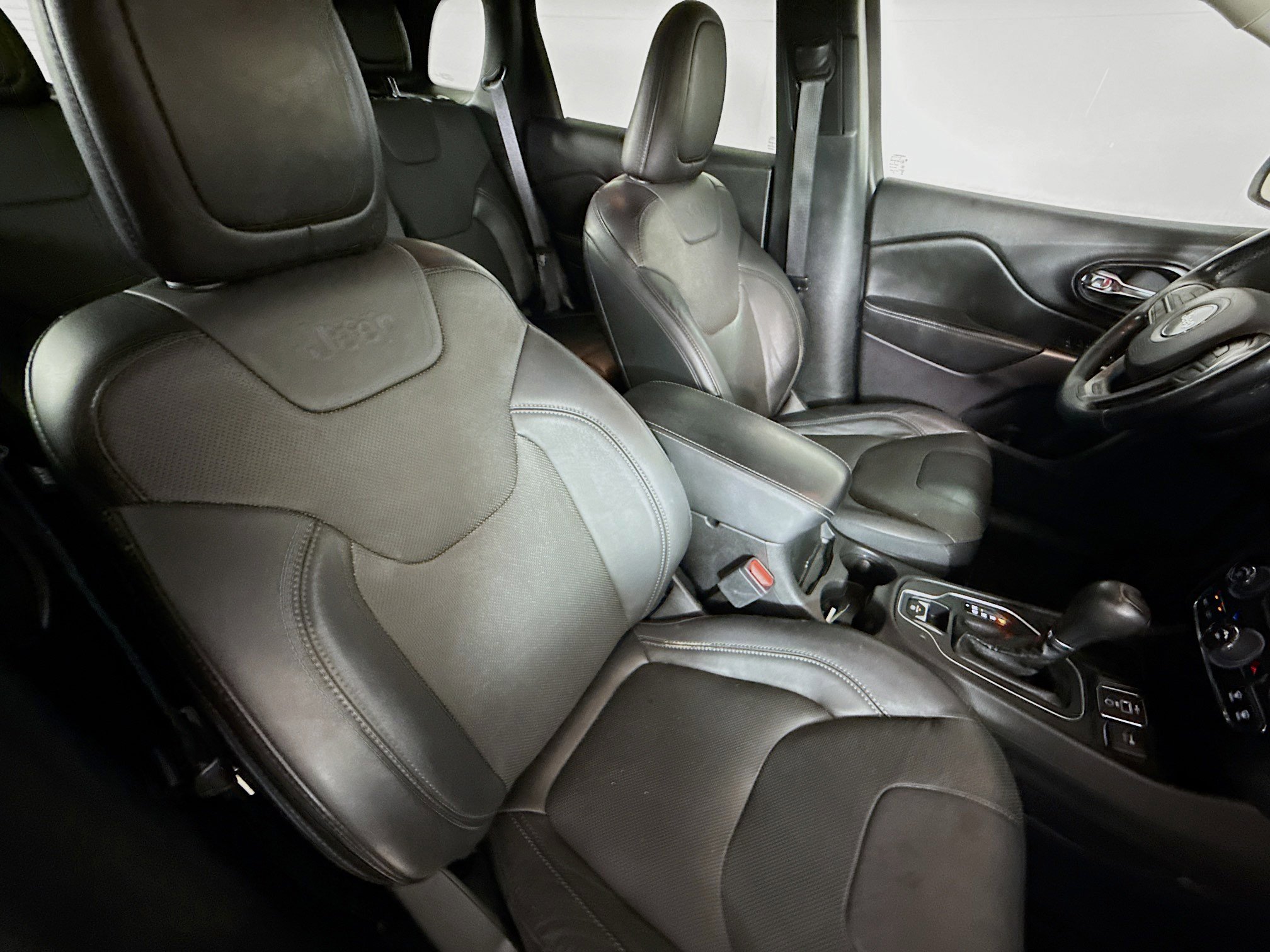 Used 2021 Jeep Cherokee Latitude Lux FWD image 34