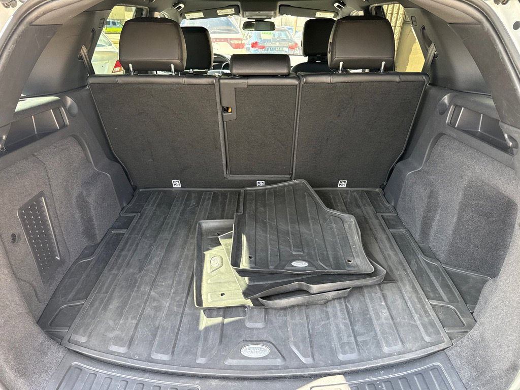 Used 2019 Land Rover Discovery Sport SE image 19