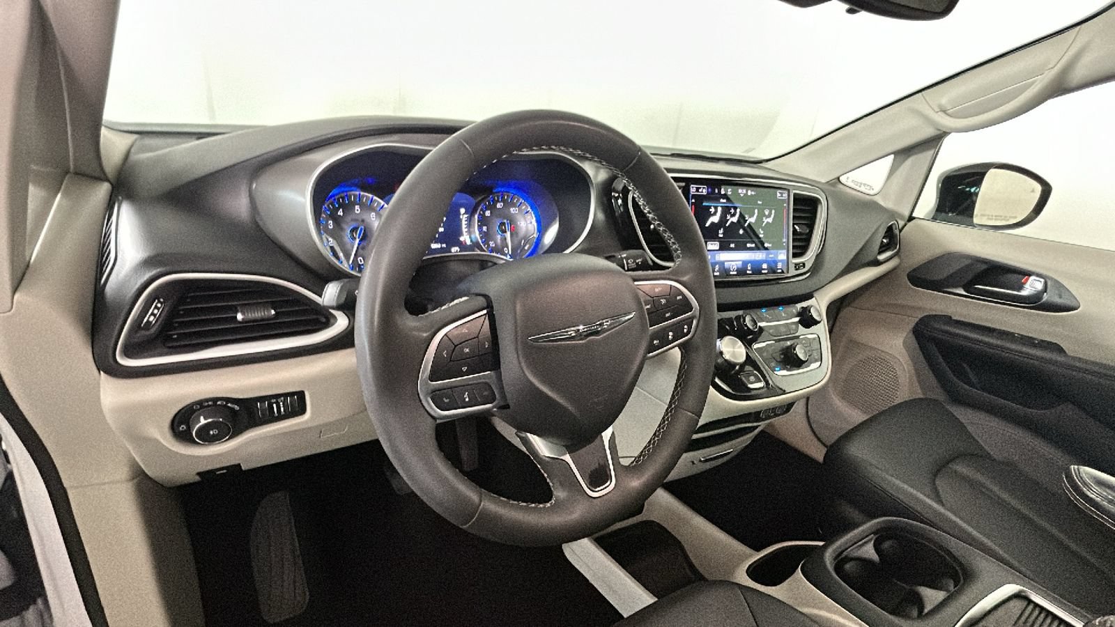 Used 2024 Chrysler Pacifica Touring-L FWD image 15