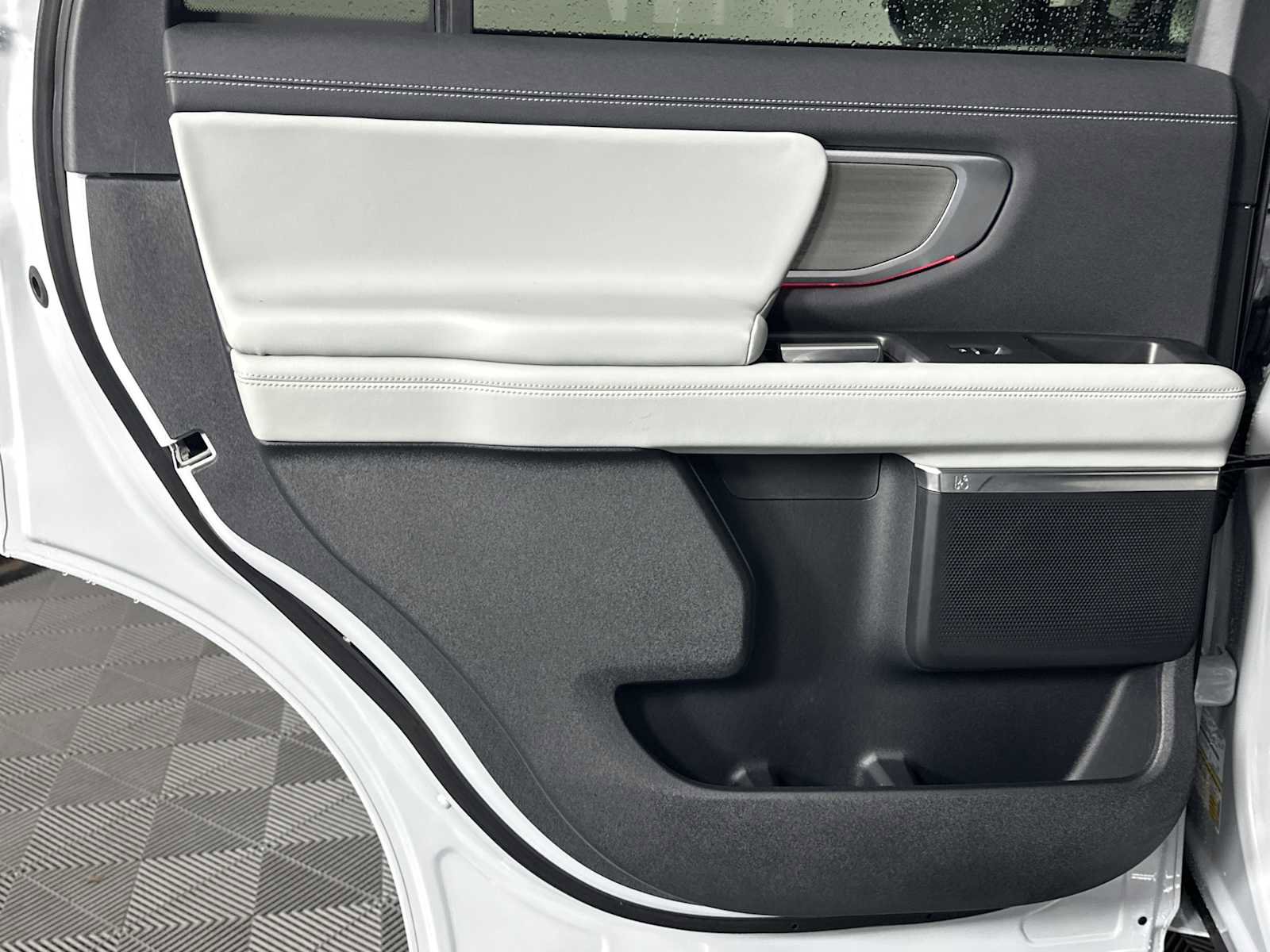 Used 2025 Ford Expedition Platinum image 25