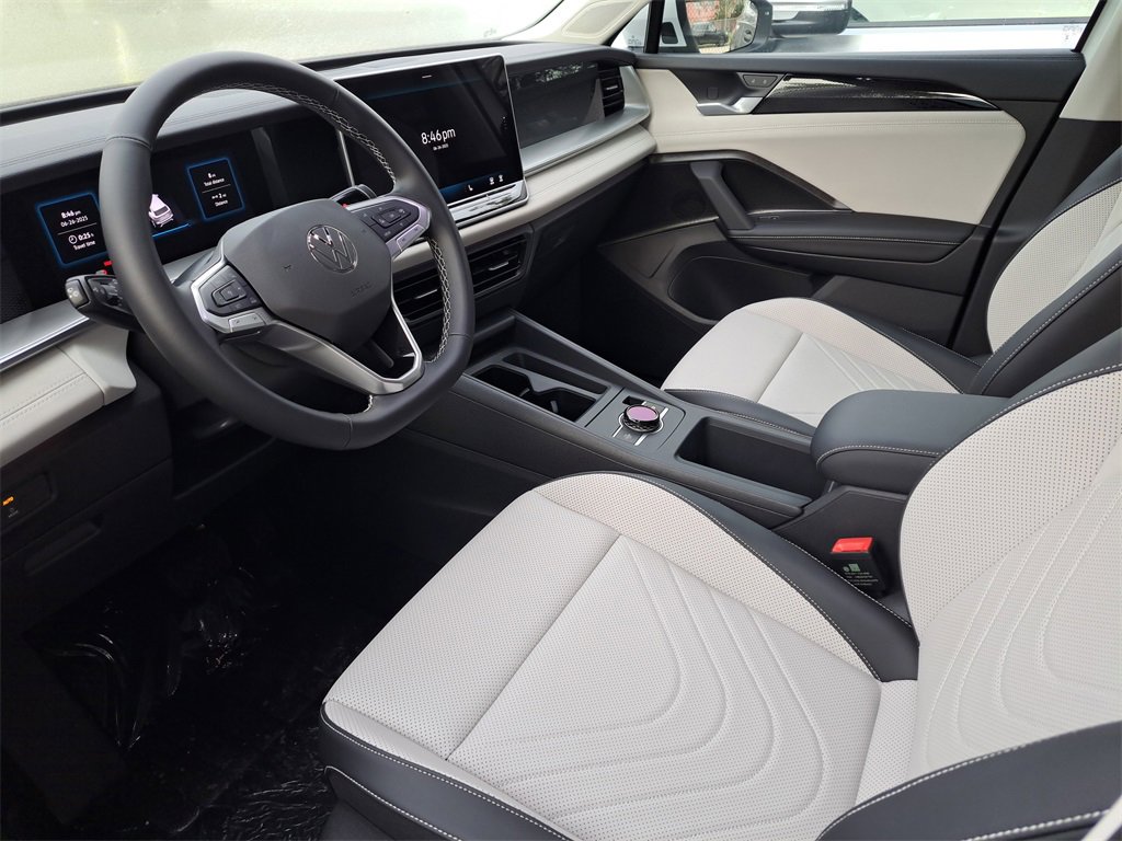 Used 2025 Volkswagen Tiguan SE image 7