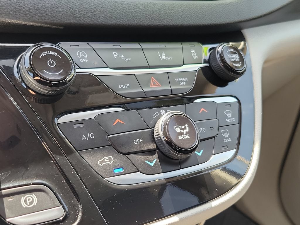Used 2023 Chrysler Pacifica Touring-L FWD image 27
