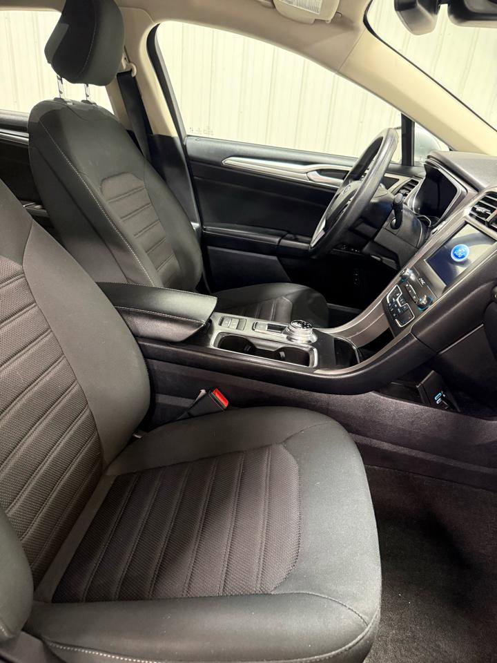 Used 2020 Ford Fusion SE image 11