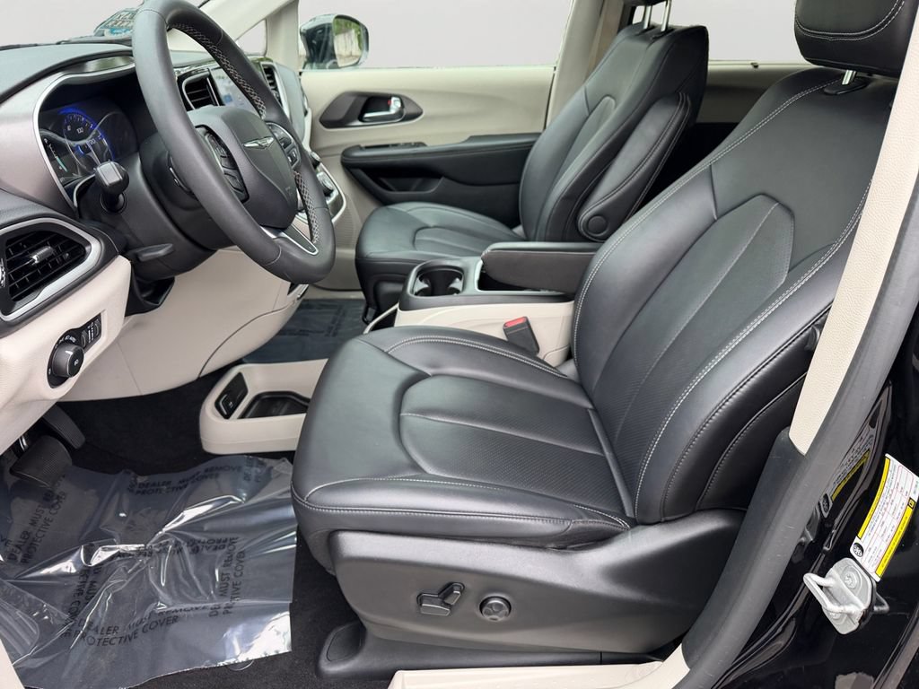 Used 2024 Chrysler Pacifica Touring-L FWD image 24