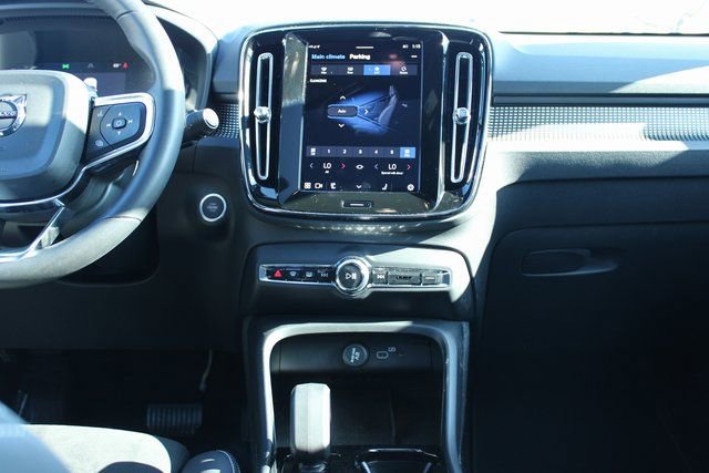 Used 2025 Volvo XC40 B5 Plus image 18