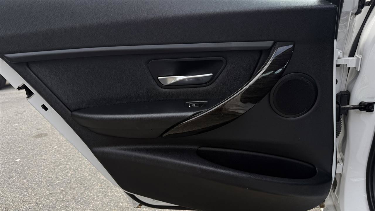 Used 2018 BMW 320i xDrive Sedan AWD/4WD image 29