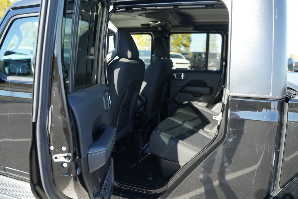 Used 2020 Jeep Gladiator Overland AWD/4WD image 15