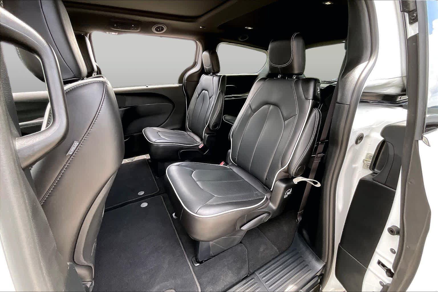 Used 2026 Chrysler Pacifica Limited FWD image 20