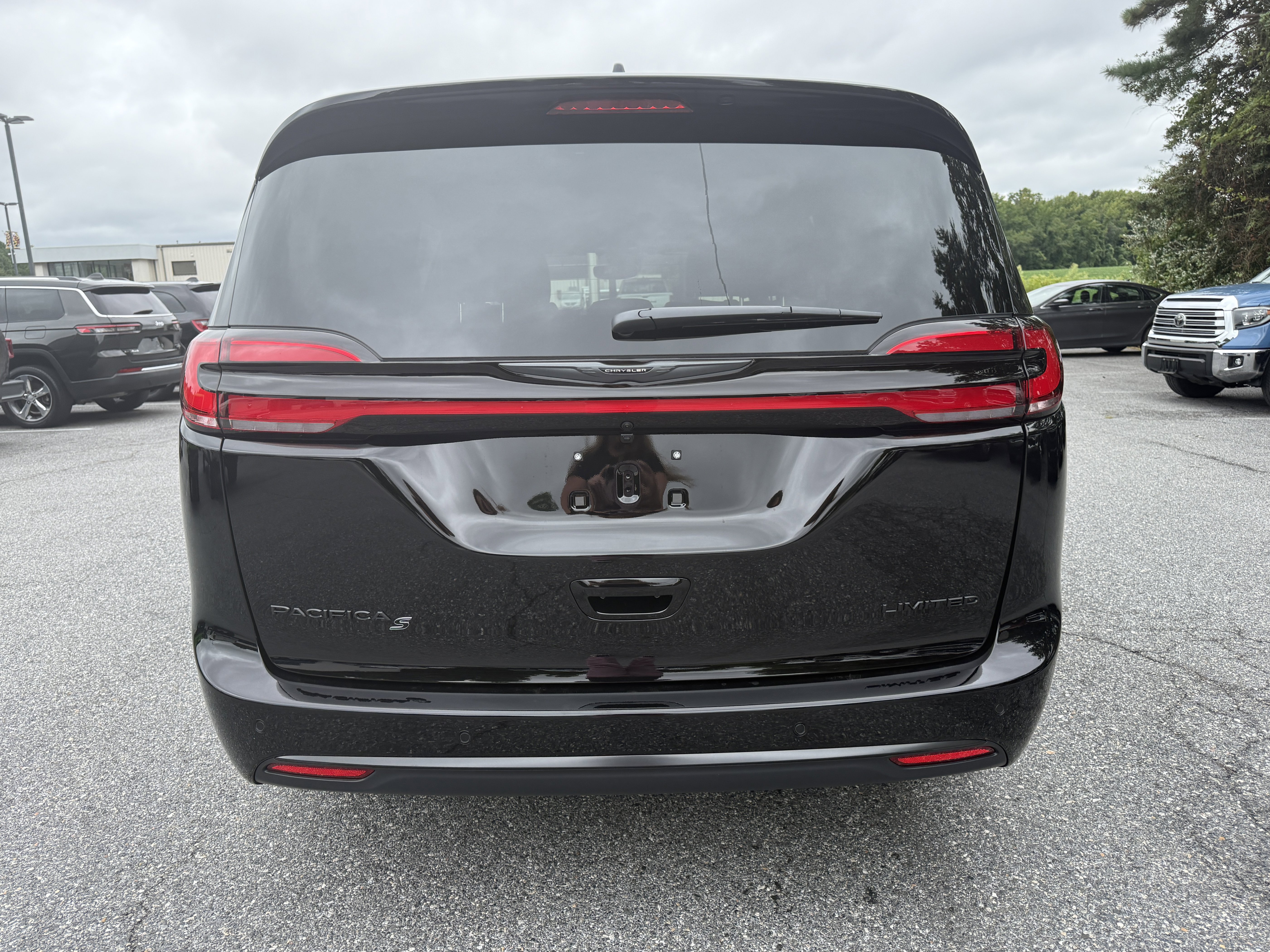 New 2026 Chrysler Pacifica Limited image 6