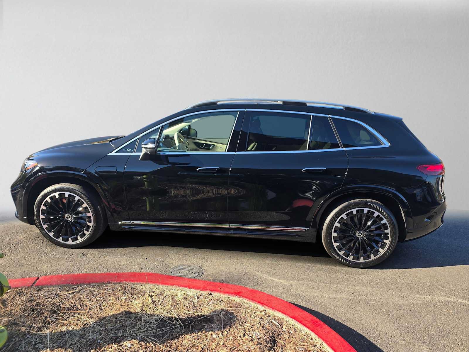 New 2027 Mercedes-Benz EQS 400 4MATIC SUV image 6