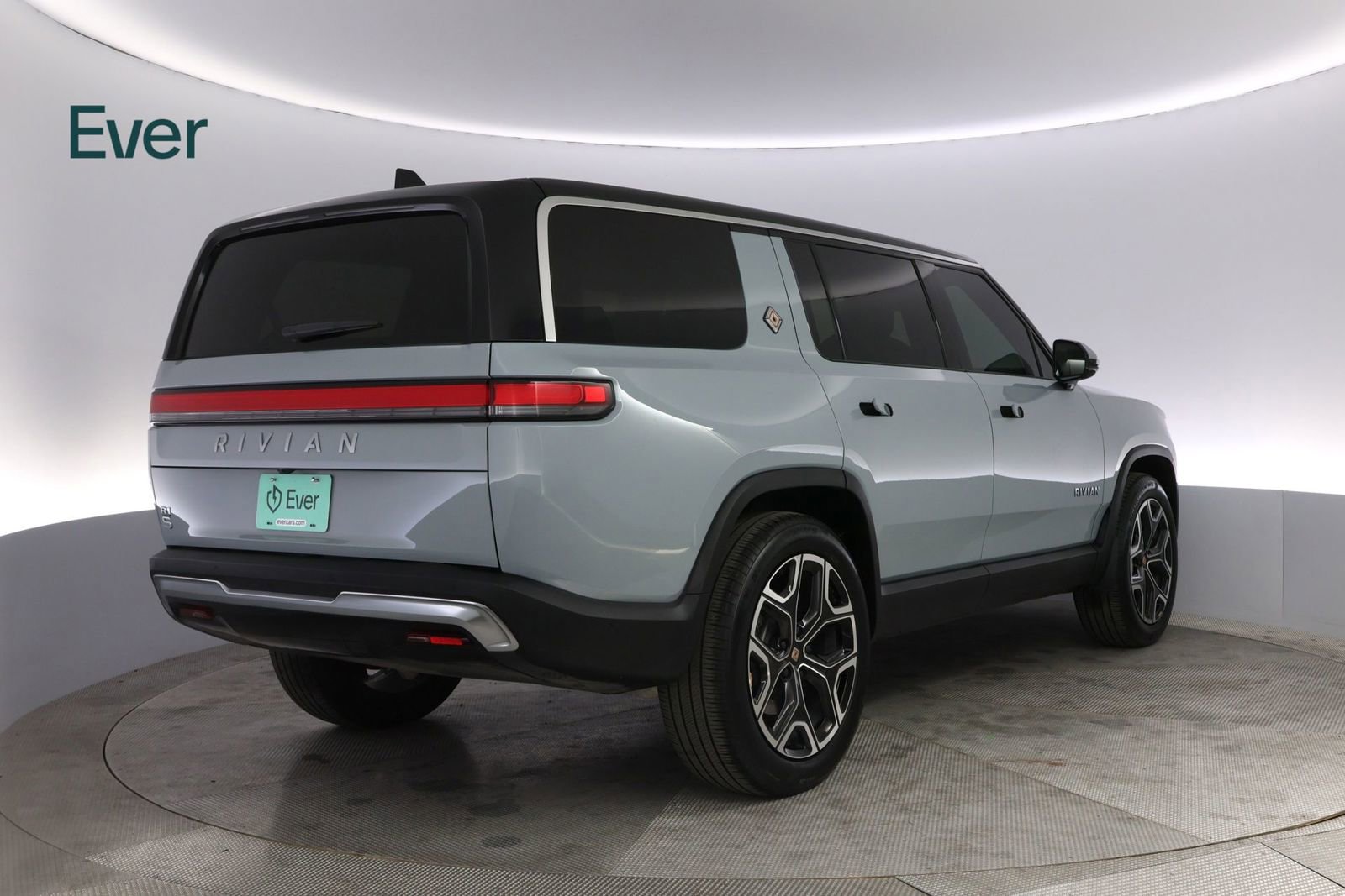 Used 2025 Rivian R1S Adventure image 3