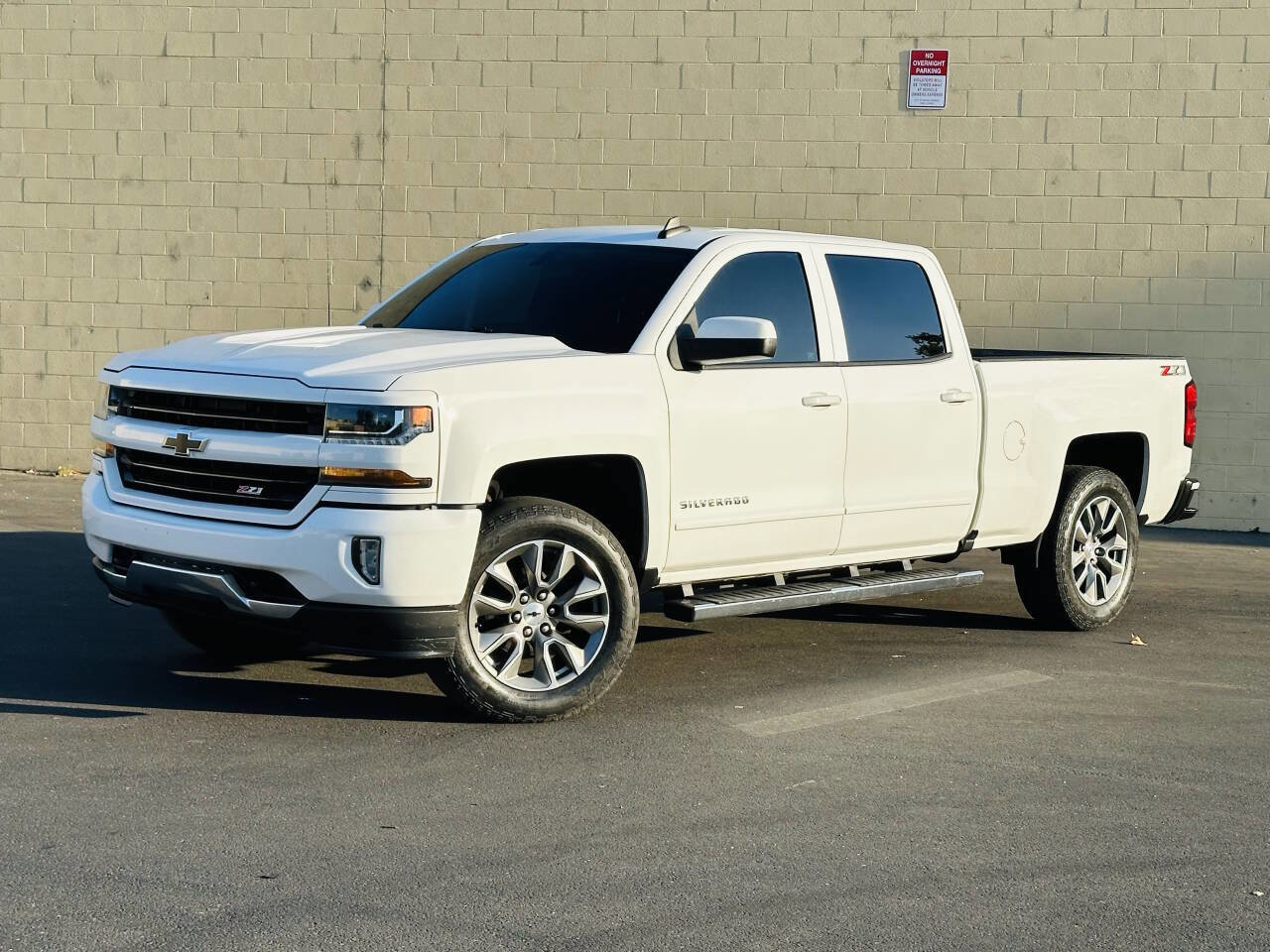 Used 2018 Chevrolet Silverado 1500 LT w/ All Star Edition image 4