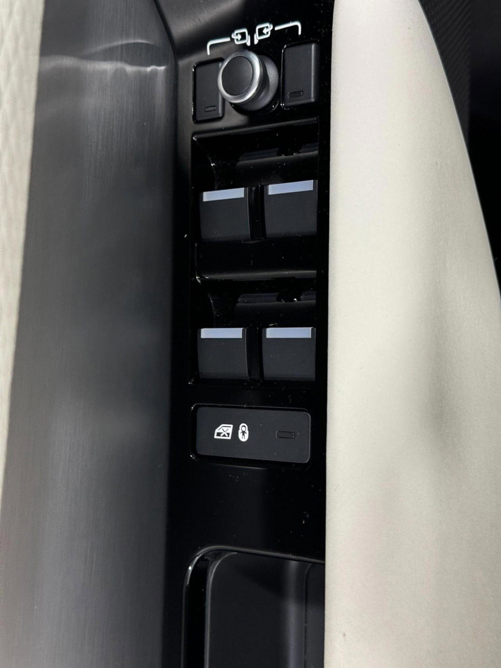 Used 2023 Land Rover Range Rover Velar R-Dynamic S image 20