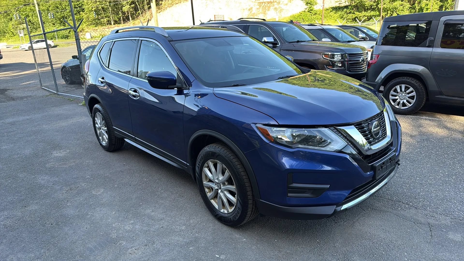 Used 2018 Nissan Rogue SV AWD/4WD image 2