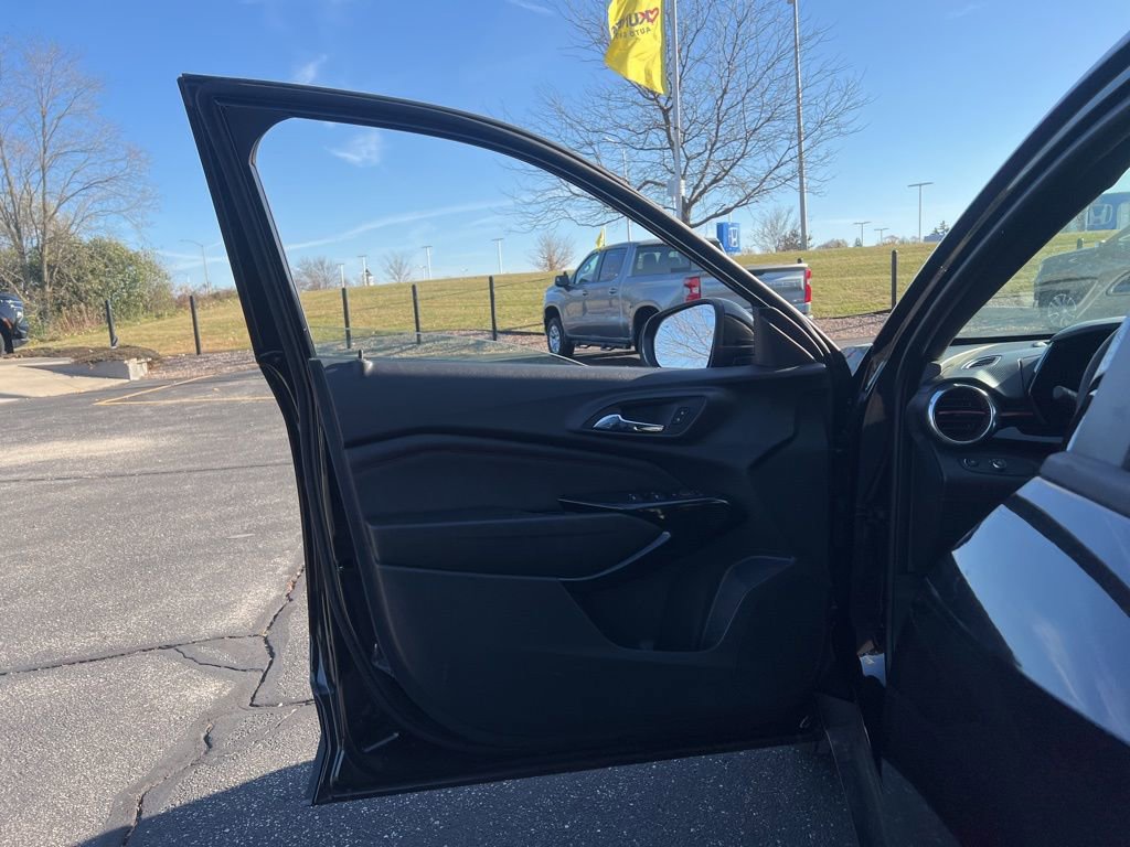 Used 2025 Chevrolet Trax RS w/ Driver Confidence Package image 9