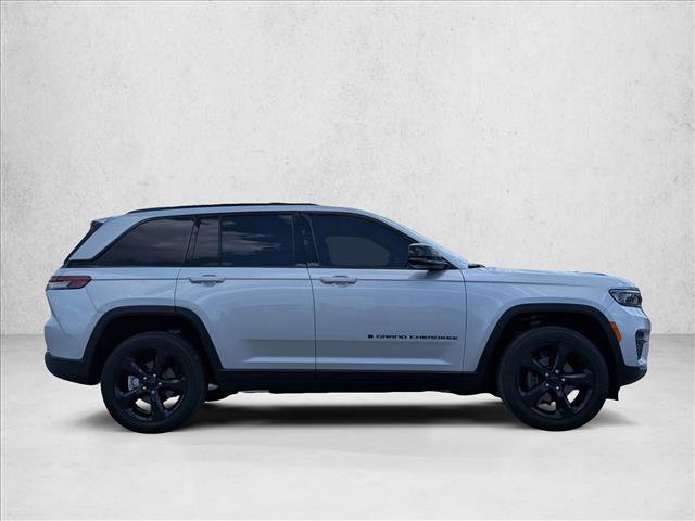 Used 2024 Jeep Grand Cherokee Altitude image 4