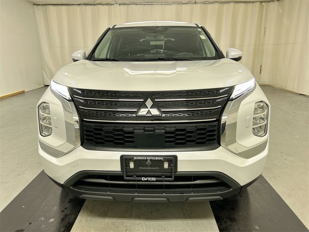 Used 2022 Mitsubishi Outlander ES image 3