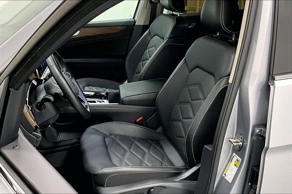 Used 2025 Volkswagen Atlas SE AWD/4WD image 32