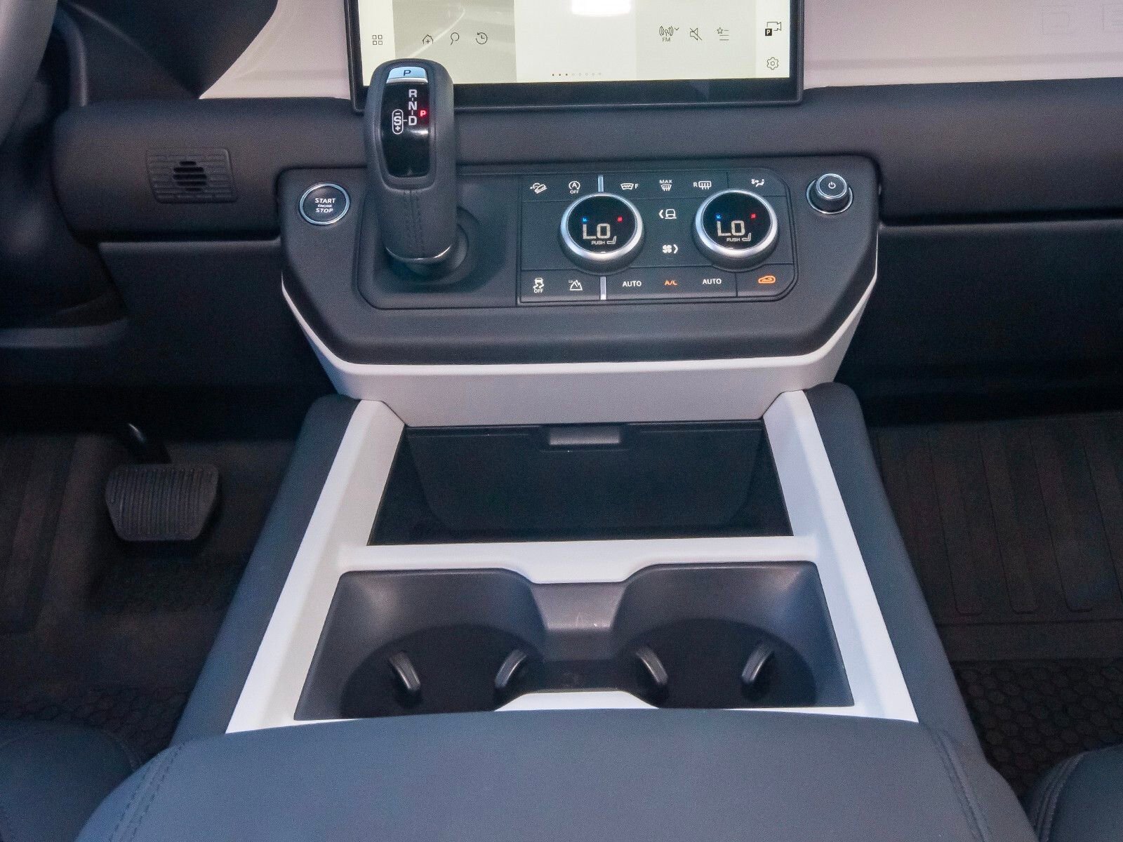 Used 2025 Land Rover Defender 90 S image 25