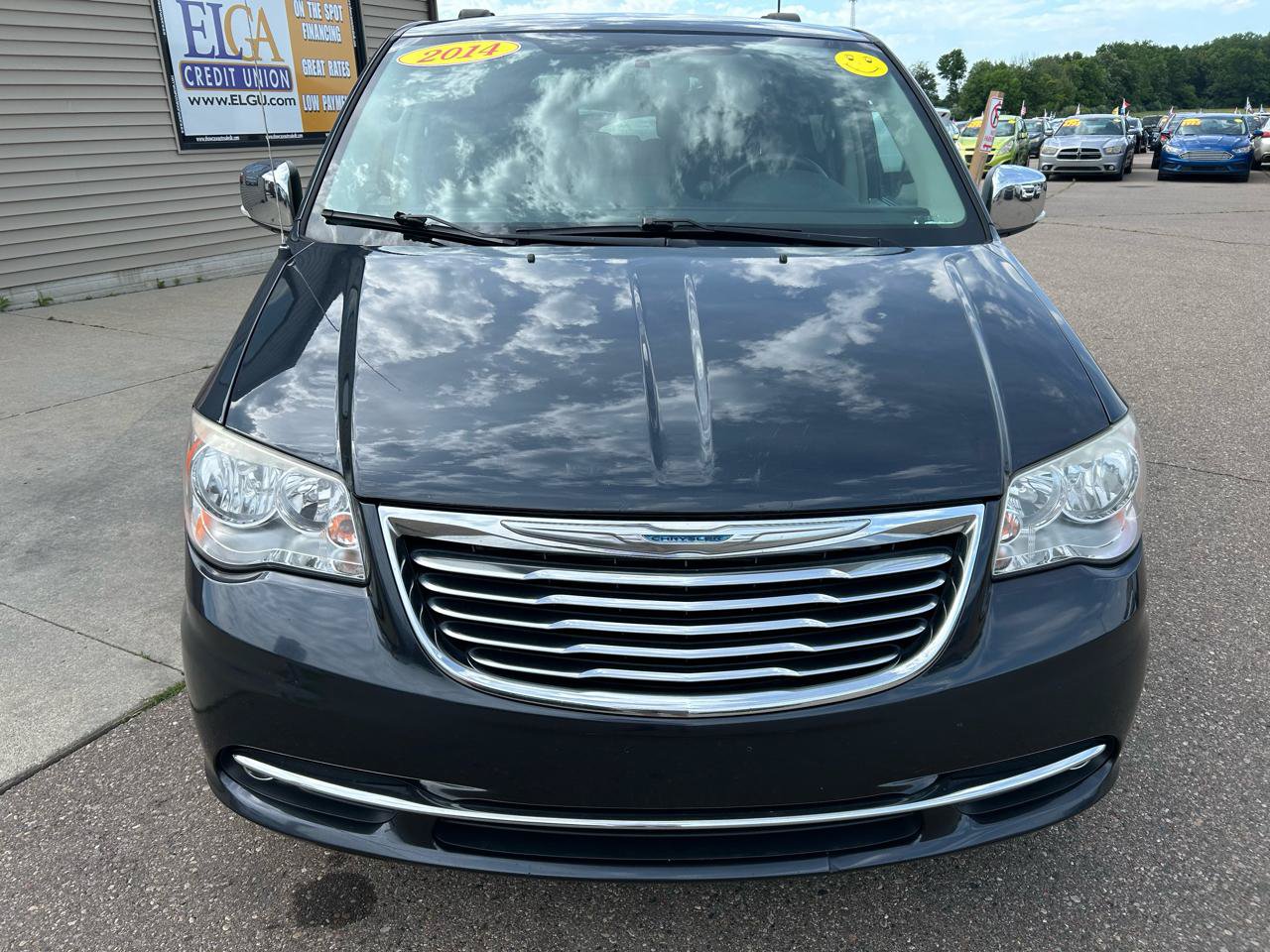 Used 2014 Chrysler Town & Country Touring-L FWD image 2